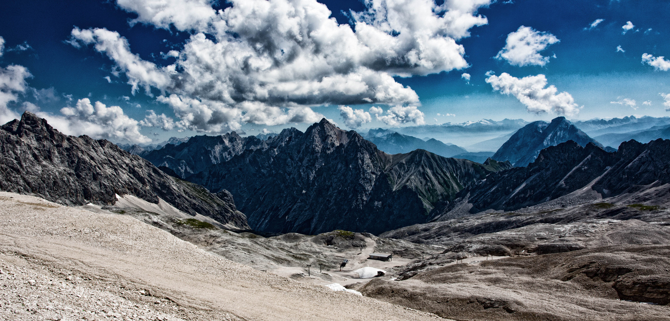 Berge und Wolken