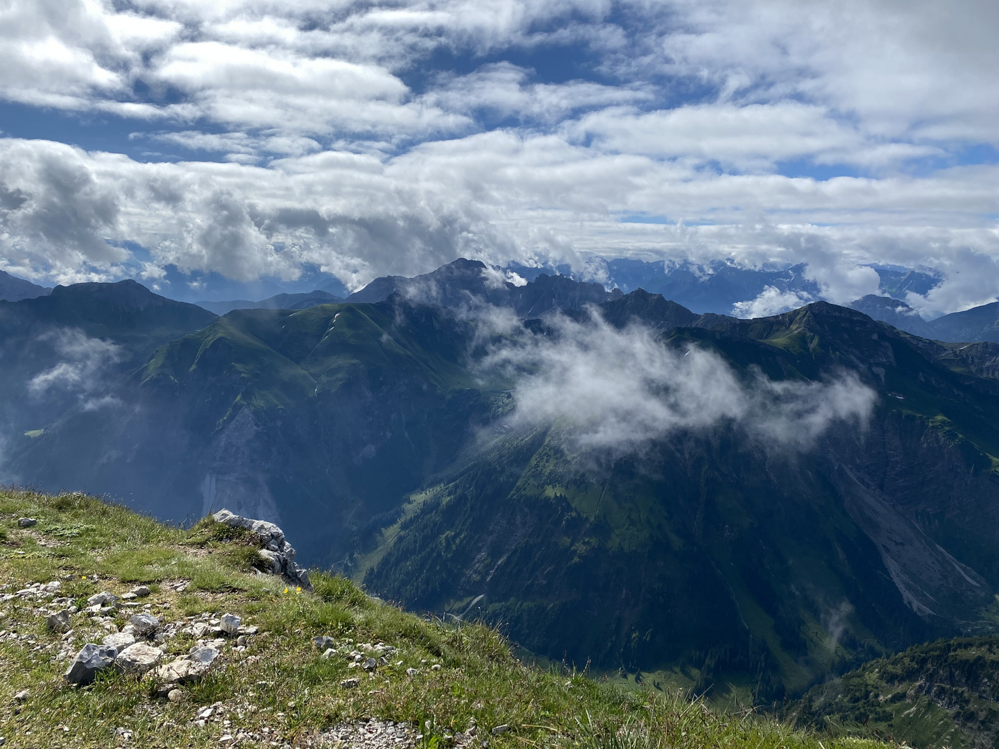 Berge und Wolken