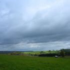 Berge unter Wolkengebirge