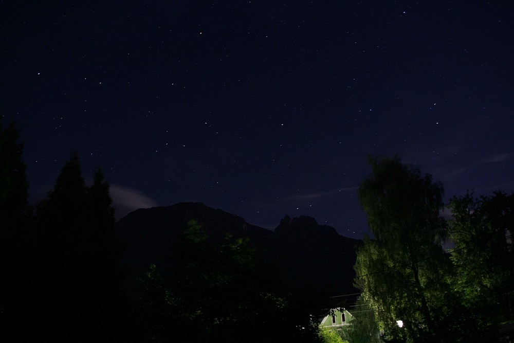 Berge vor Sternenhimmel