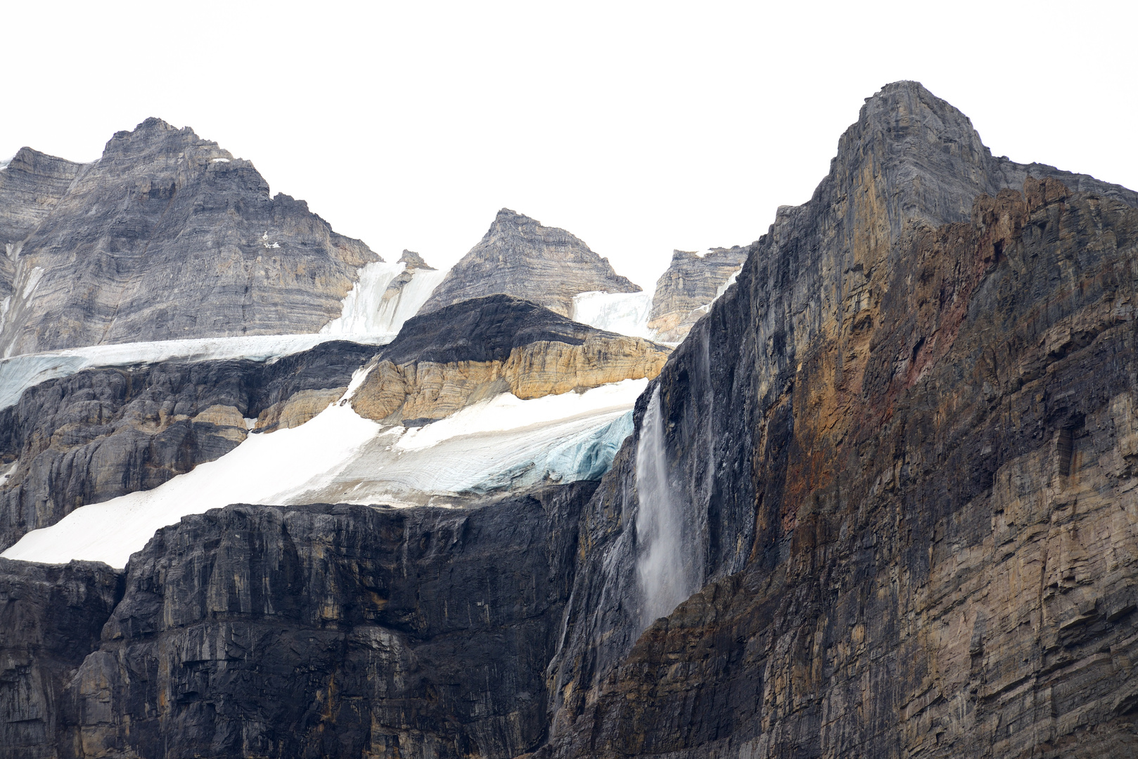 Berge, Wasserfall und Gletscher am Moraine Lake