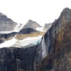 Berge, Wasserfall und Gletscher am Moraine Lake