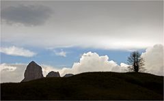 Berge - Wolken - ein Baum