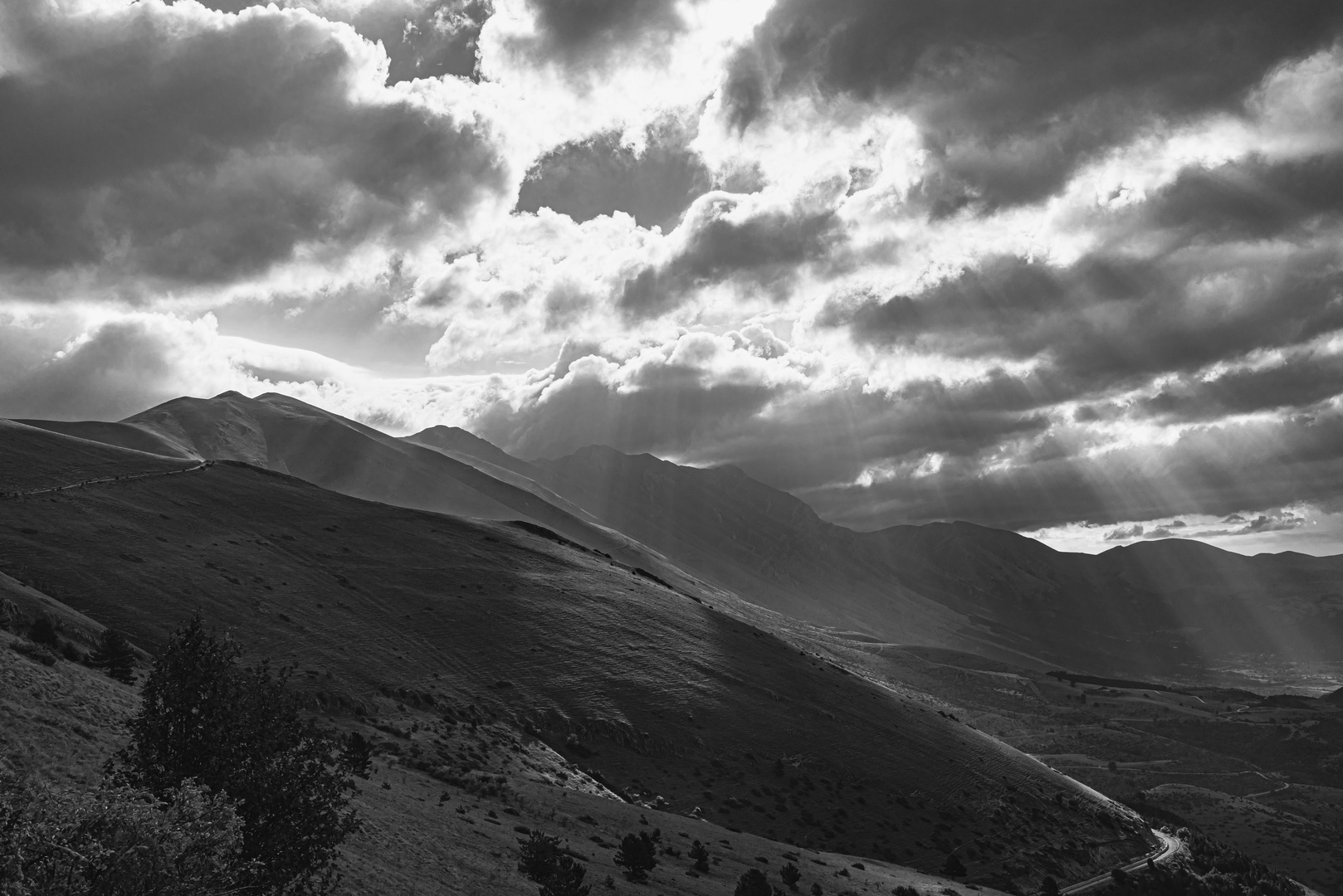 Berge, Wolken und eine Straße