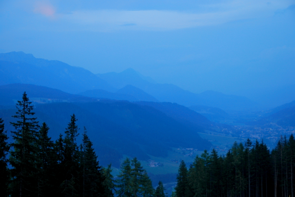 Berge zur blauen Stunde