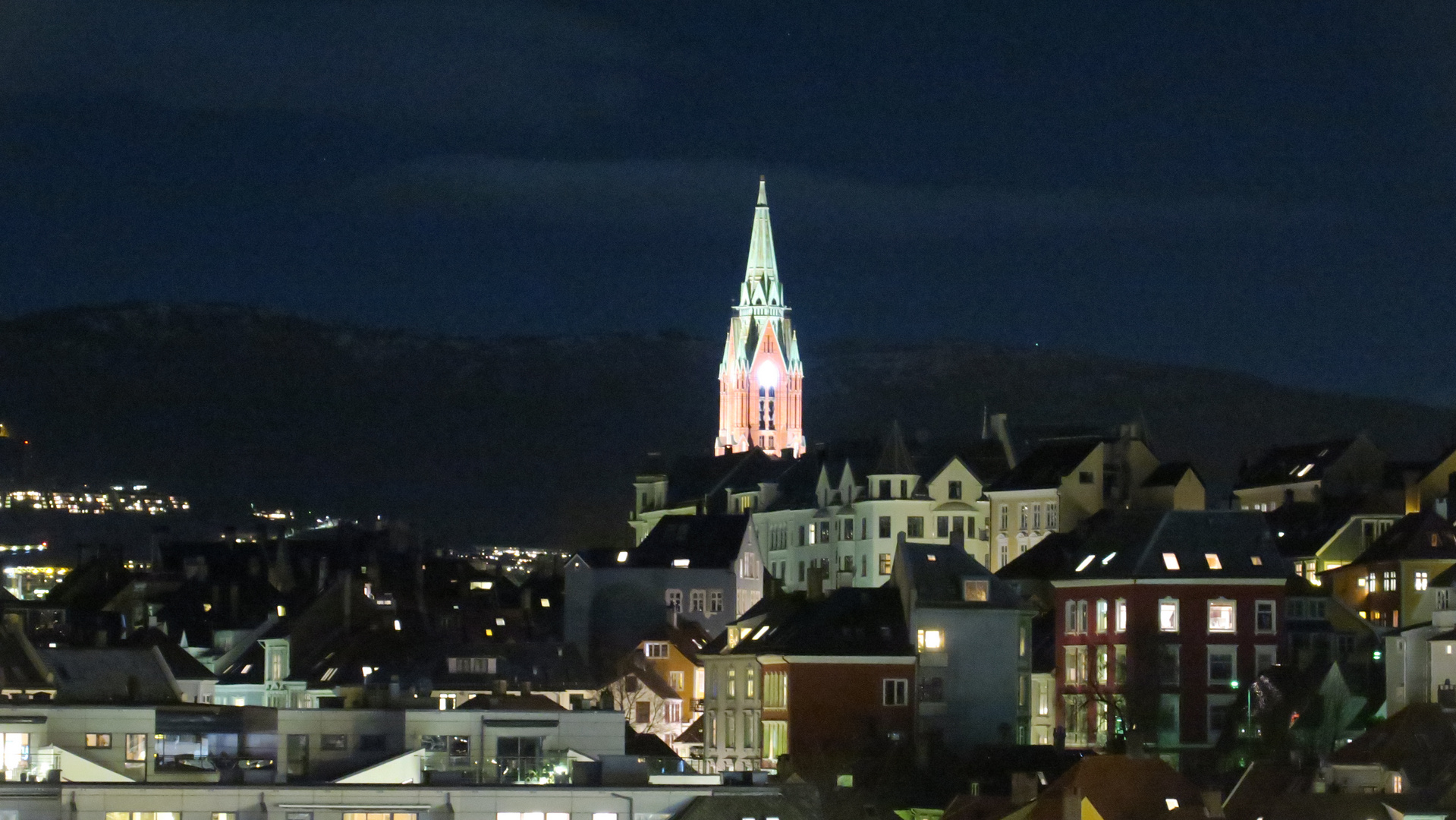 Bergen bei Nacht