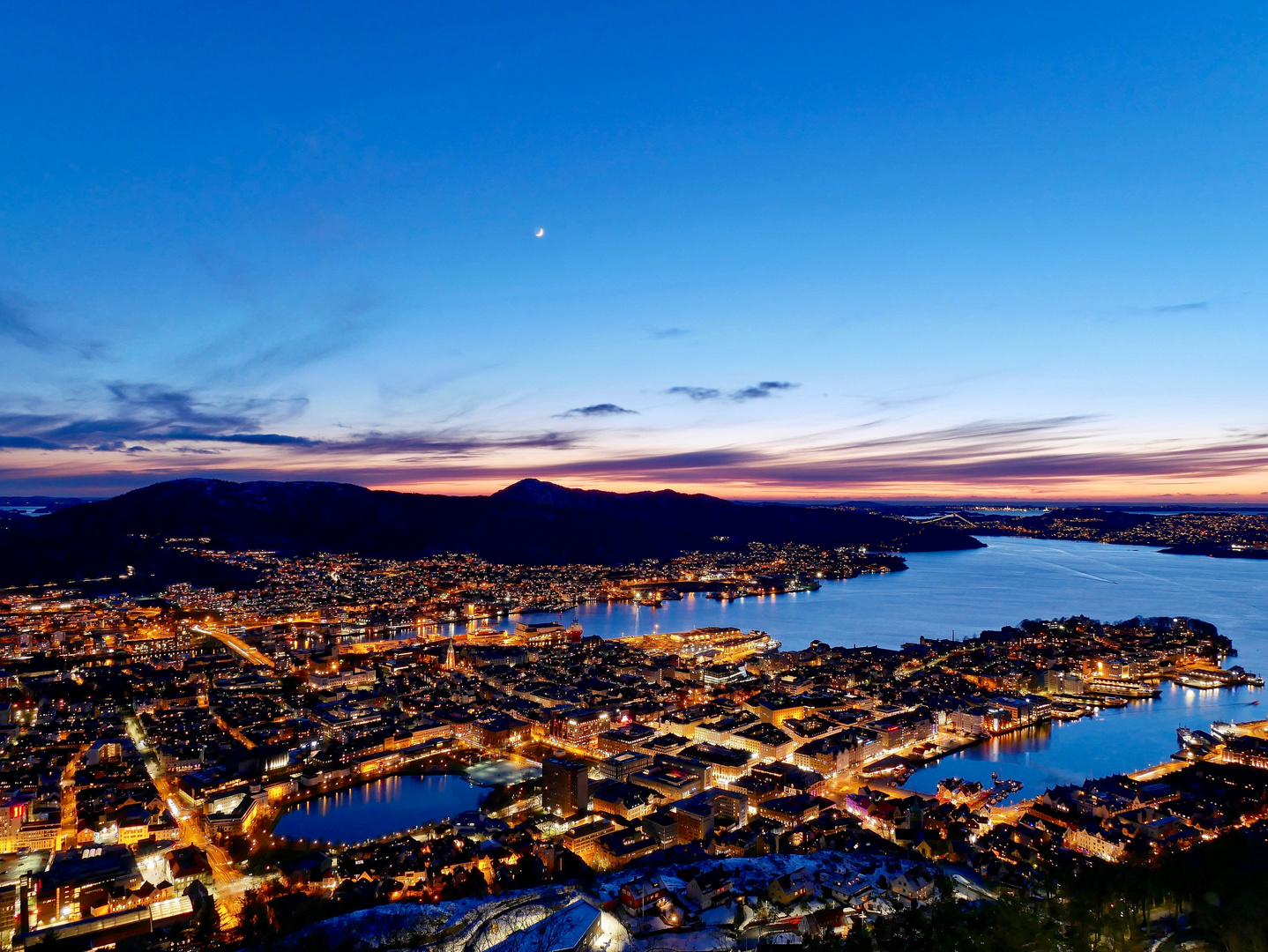 Bergen bei Nacht