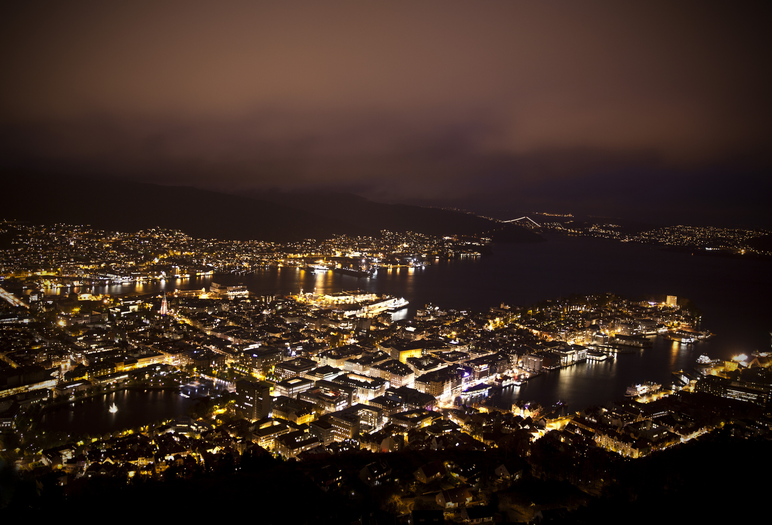 Bergen bei Nacht