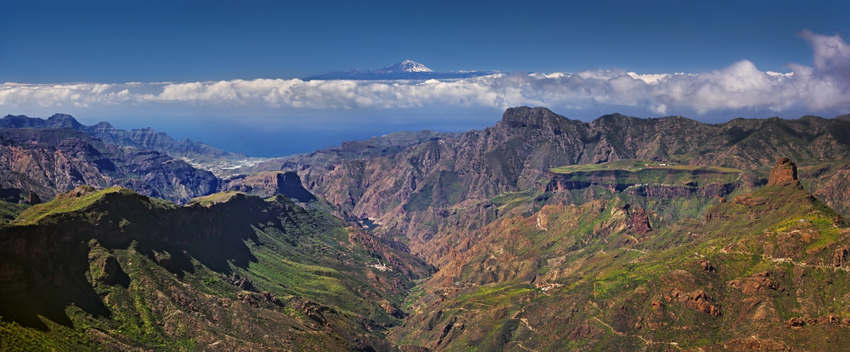 Bergen in Gran Canaria mit Pico del Teide im Hintergrund.