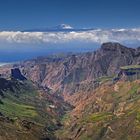 Bergen in Gran Canaria mit Pico del Teide im Hintergrund.