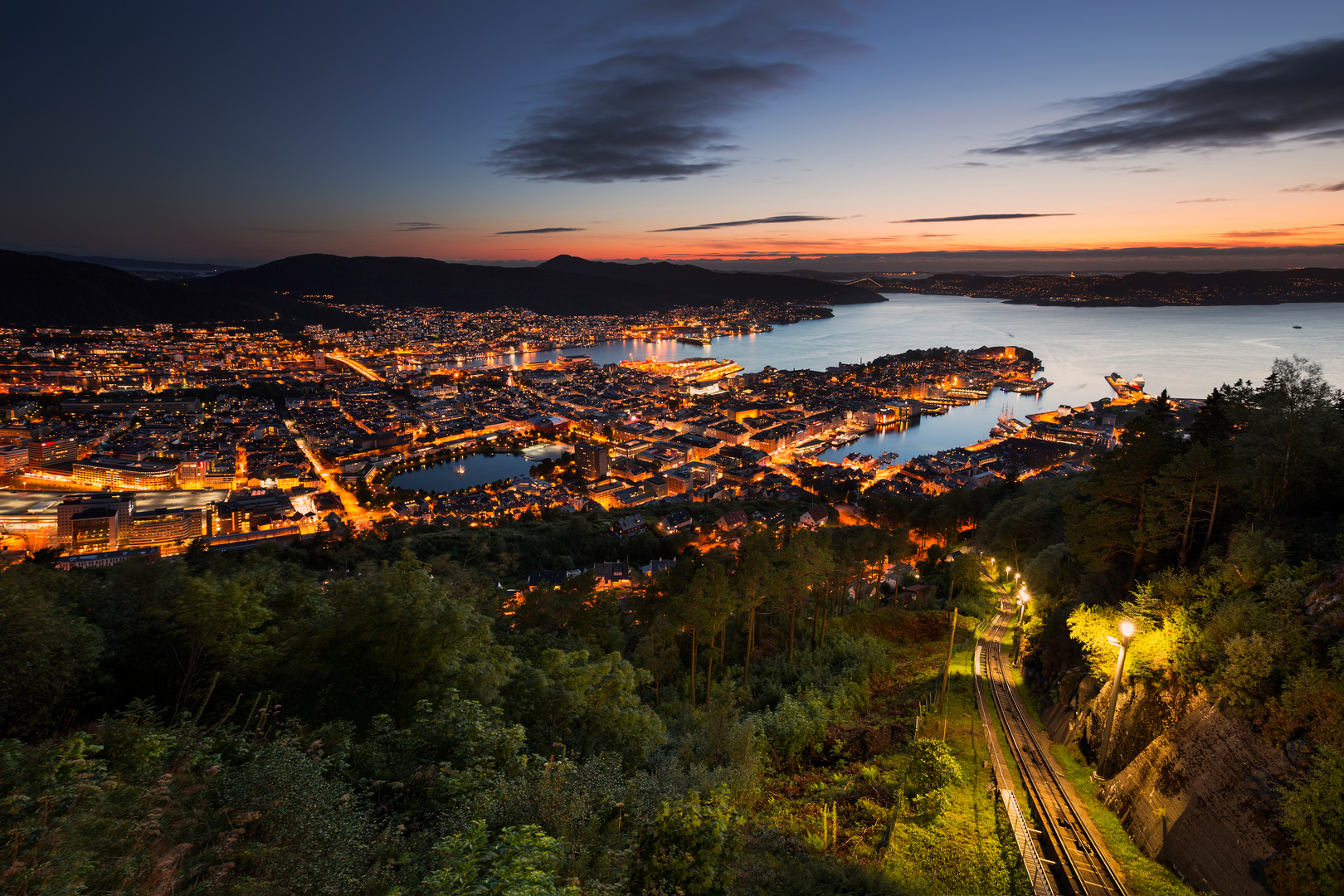 Bergen Skyline von oben im Sonnenuntergang