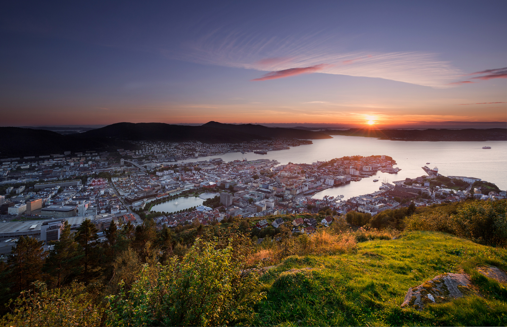 Bergen Skyline von oben im Sonnenuntergang