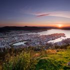 Bergen Skyline von oben im Sonnenuntergang