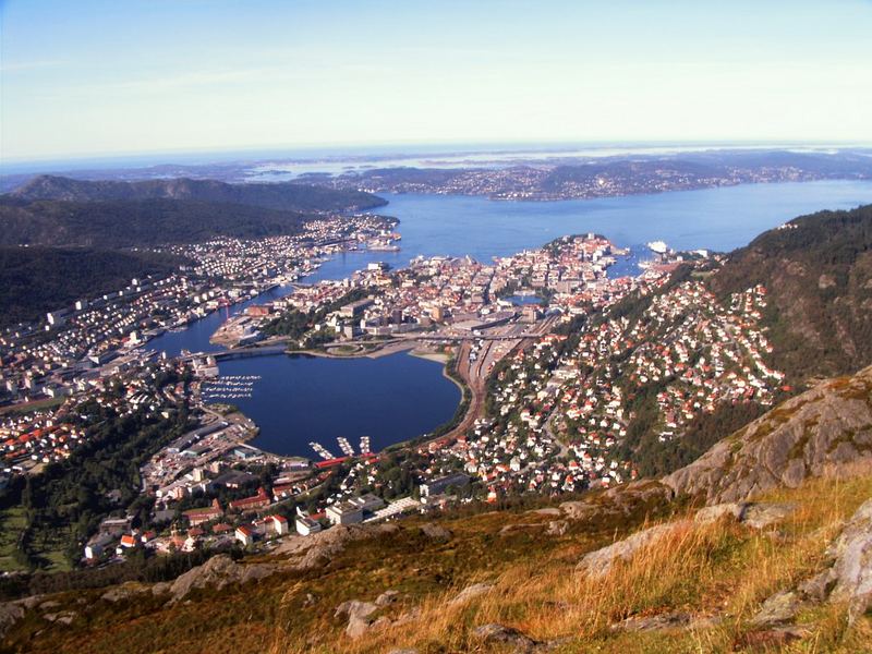 Bergen: Stadtzentrum vom Landåsfjellet aus an einem schønen Tag