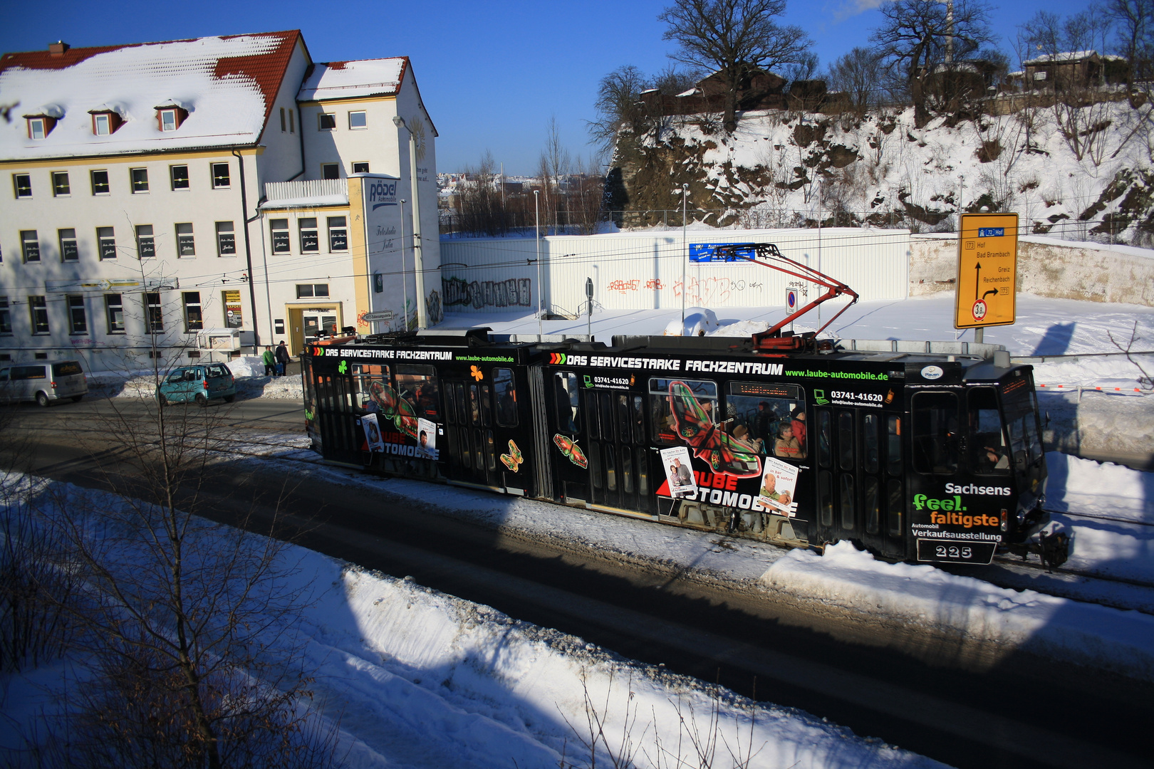 Bergfahrt unter der  Felswand .