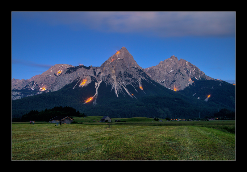 Bergfeuer Sonnenwendfest Tiroler Zugspitzarena