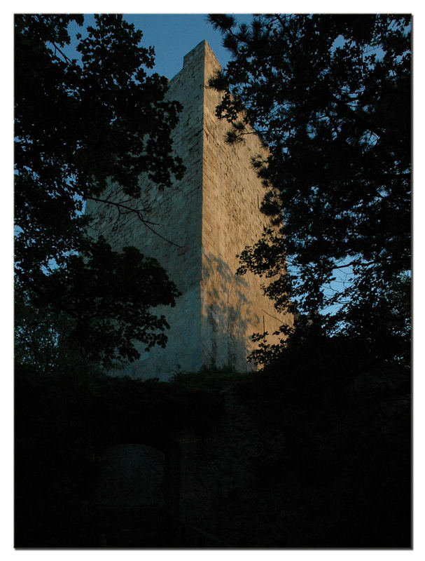 Bergfried der Ruine Rauheneck im Sonnenaufgang