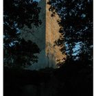 Bergfried der Ruine Rauheneck im Sonnenaufgang