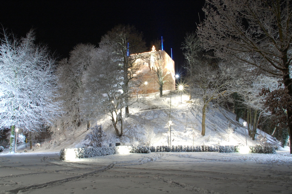 Bergfried im weißen Kleid