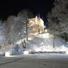 Bergfried im weißen Kleid