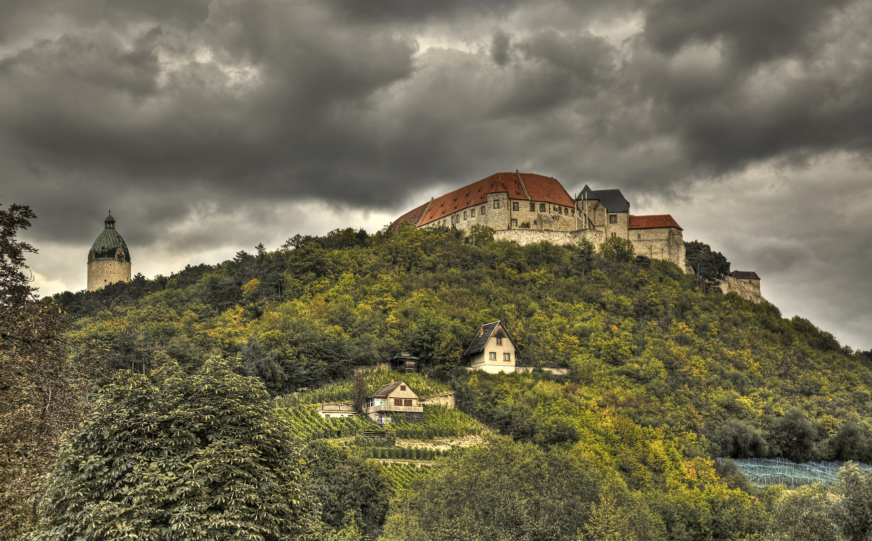 Bergfried mit Schloß Neuenburg