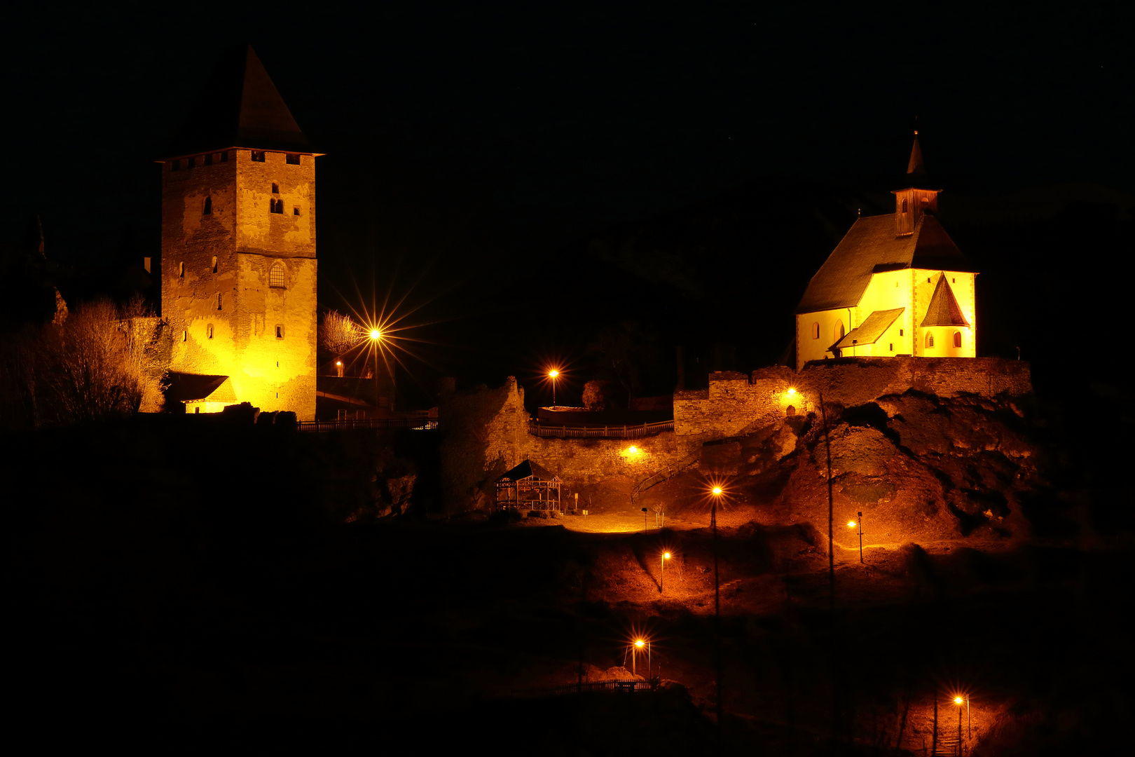 Bergfried und Petersbergkirche in Friesach bei Nacht