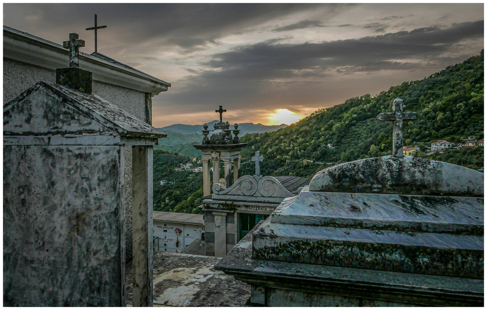 Bergfriedhof am Abend