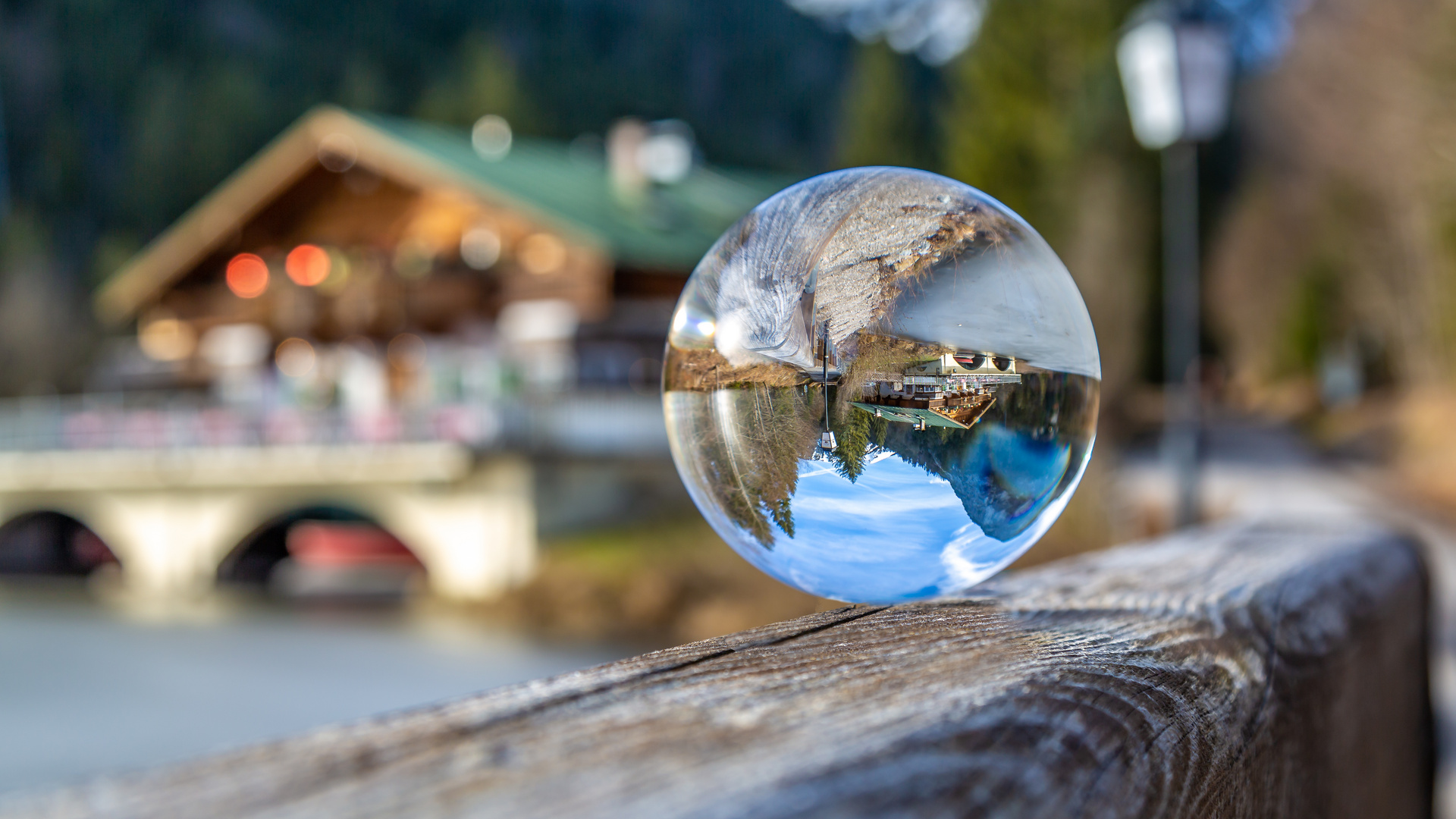 Berggasthof Pflegersee durch die Glaskugel