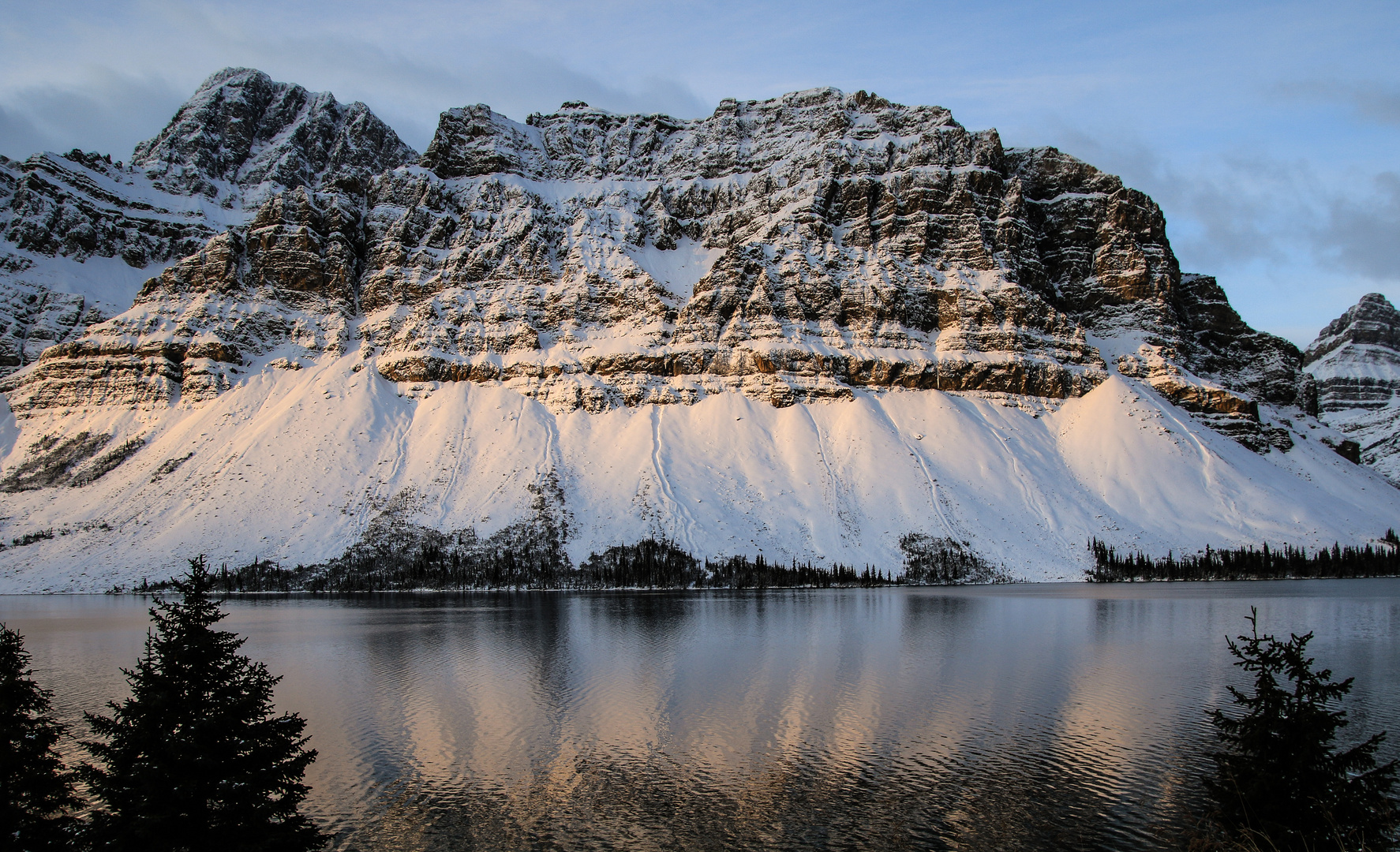 Berggipfel am Bow Lake am Icefield Parkway