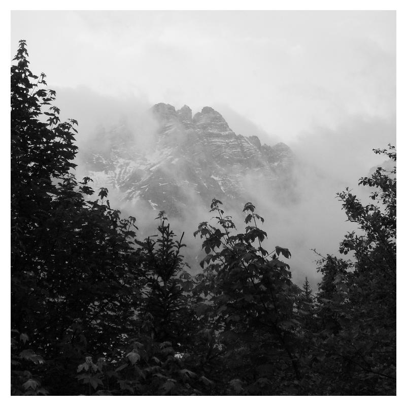 Berggipfel im Nebel