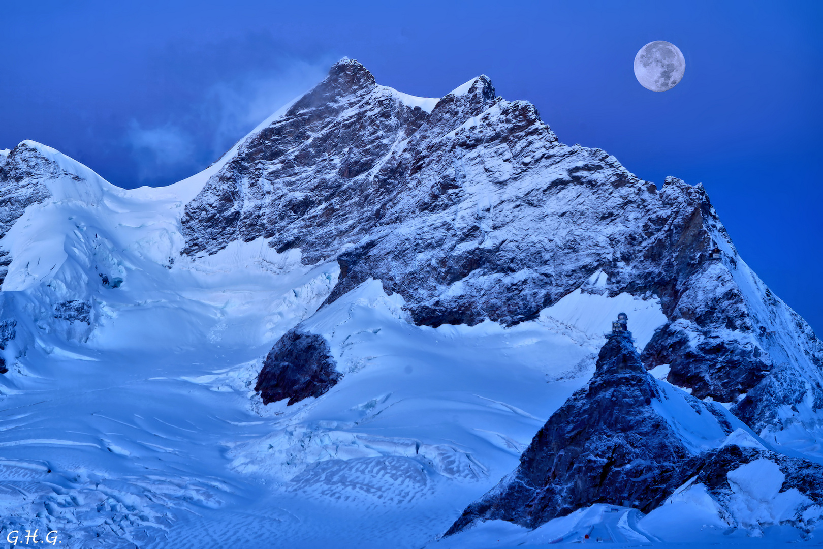 Berggipfel im untergehenden Mond