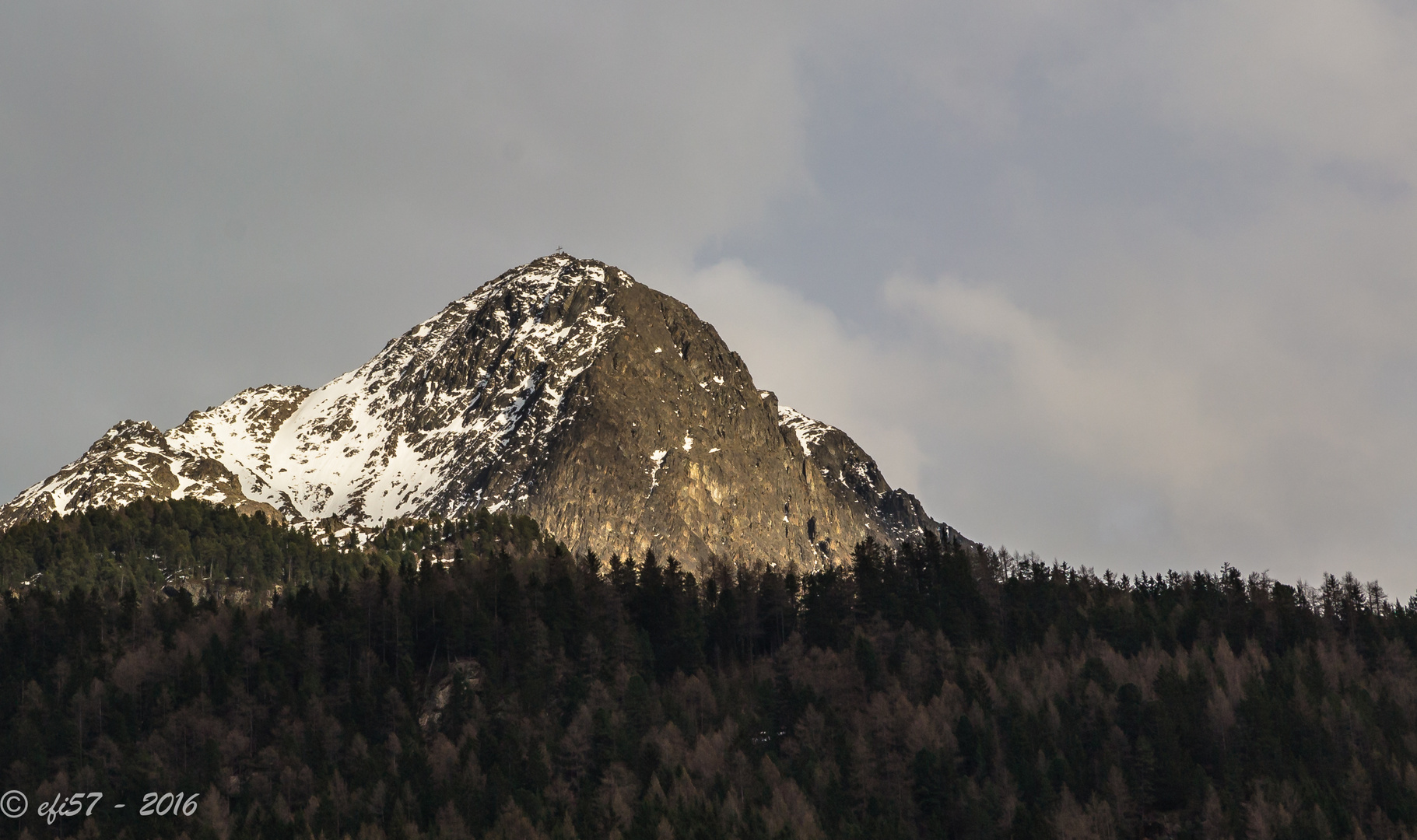 Berggipfel in den letzten Sonnenstrahlen - TRL_04_16_008