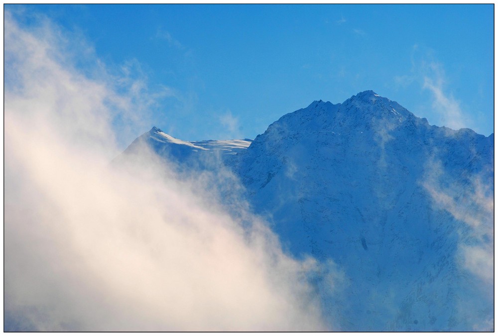 Berggipfel in den Wolken