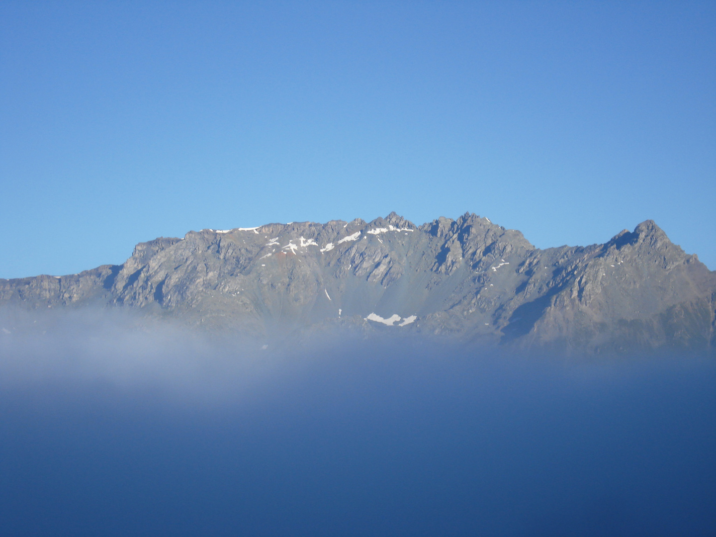 Berggipfel in den Wolken