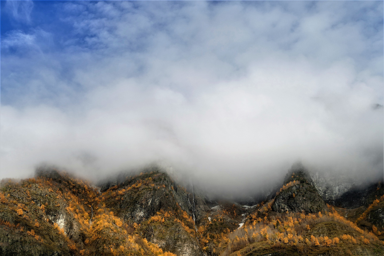 Berggipfel in Wolken getaucht