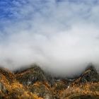 Berggipfel in Wolken getaucht