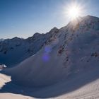 Berggipfel mit Sonnenstrahlen