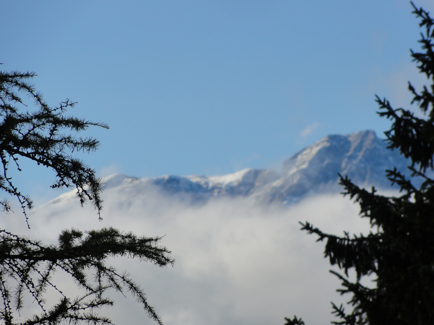 Berggipfel mit Wolken. Blick vom Brenner Pass in Süden, Italien