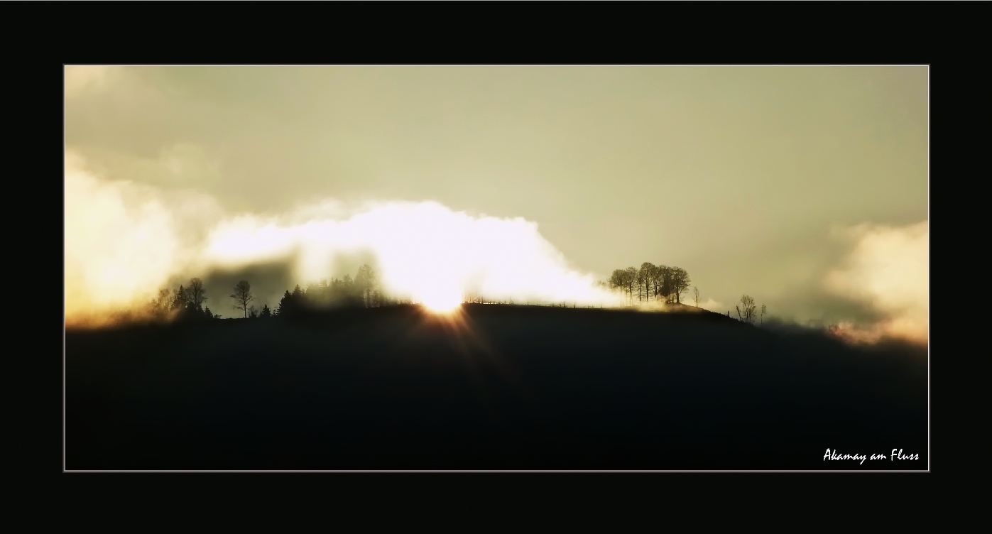 Berghügel im Morgennebel