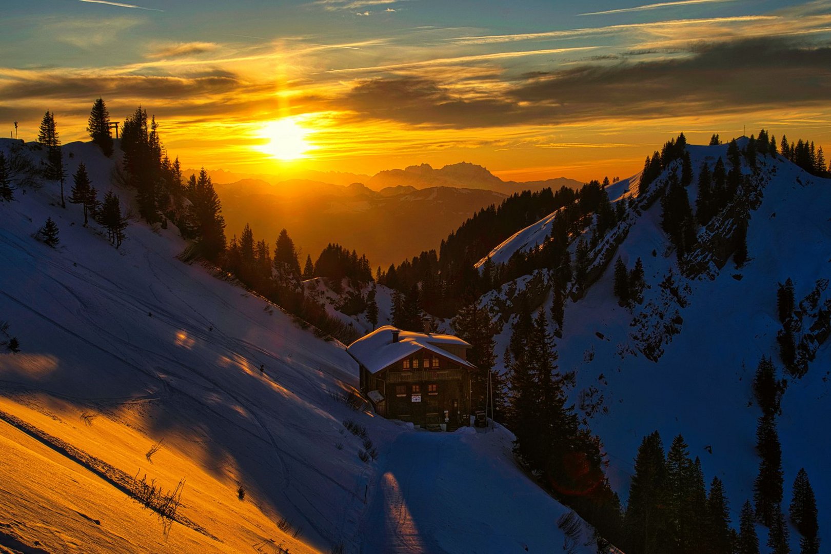 Berghütte bei Sonnenuntergang