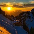 Berghütte bei Sonnenuntergang