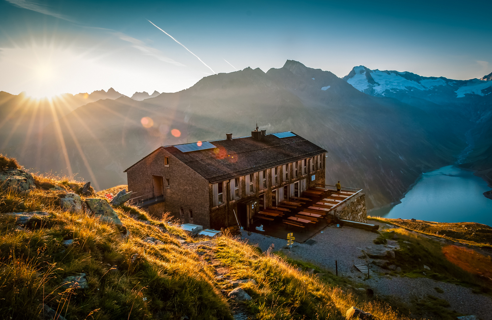 Berghütte im Morgenlicht