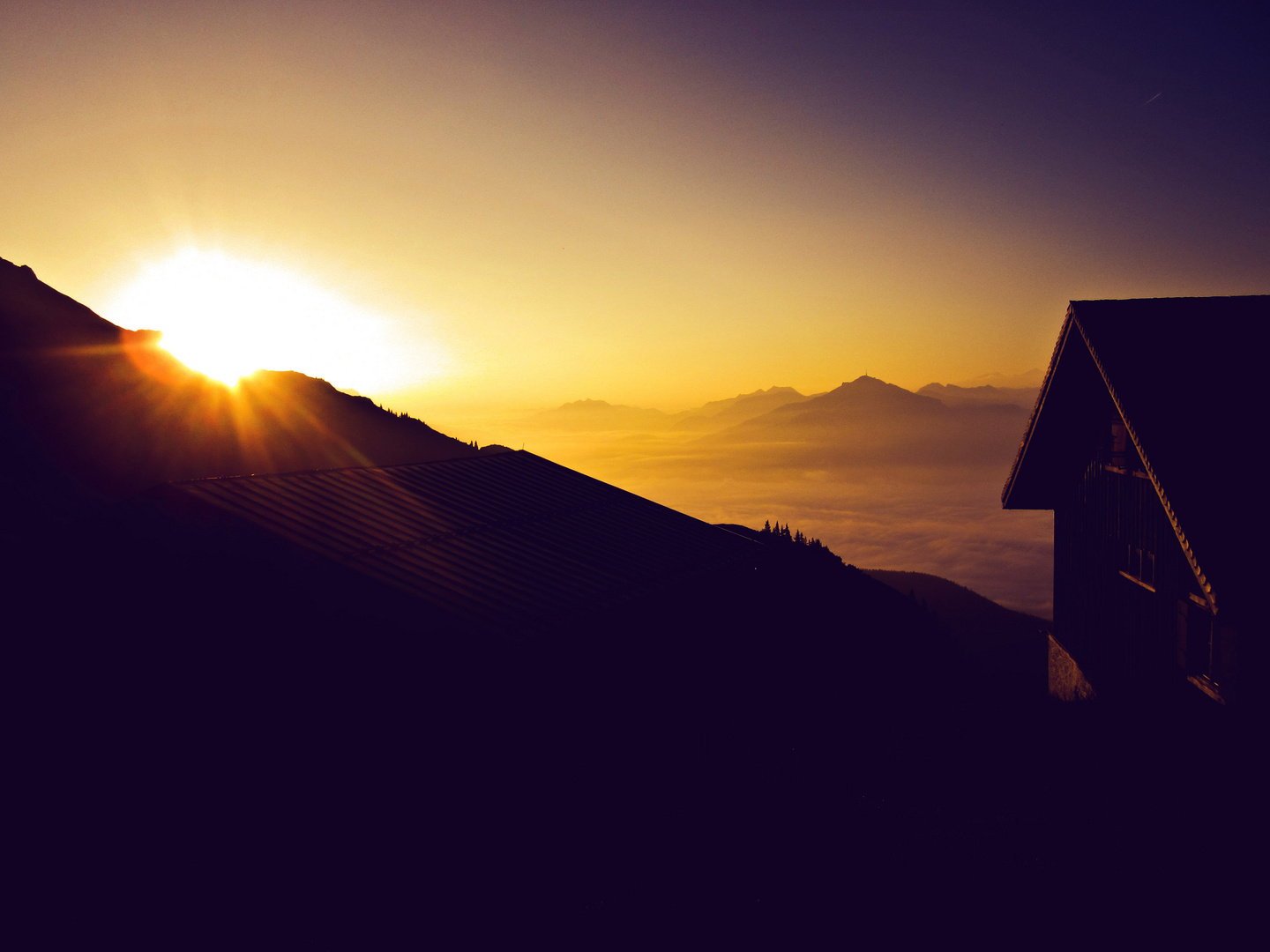 Berghütte im Sonnenaufgang