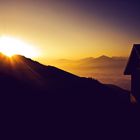 Berghütte im Sonnenaufgang