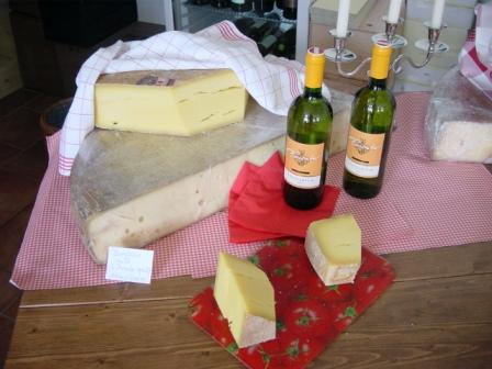 Bergkäse und Weißwein