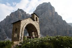 Bergkapelle am Rifugio Brentei vor der 3.173 m hohen Cima Tosa....