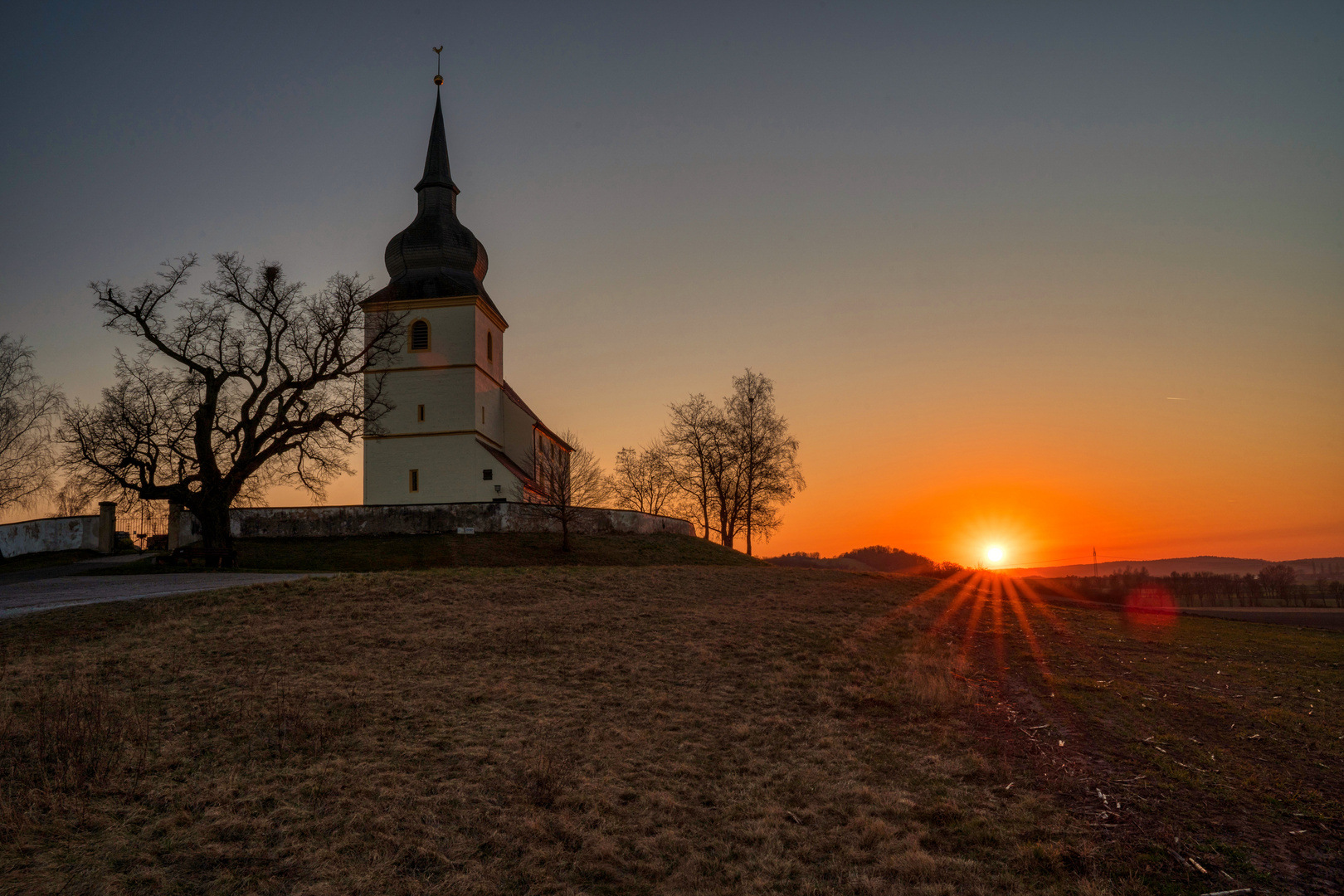 Bergkapelle im Abendlicht 