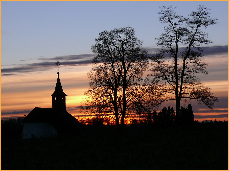 Bergkapelle im Abendrot