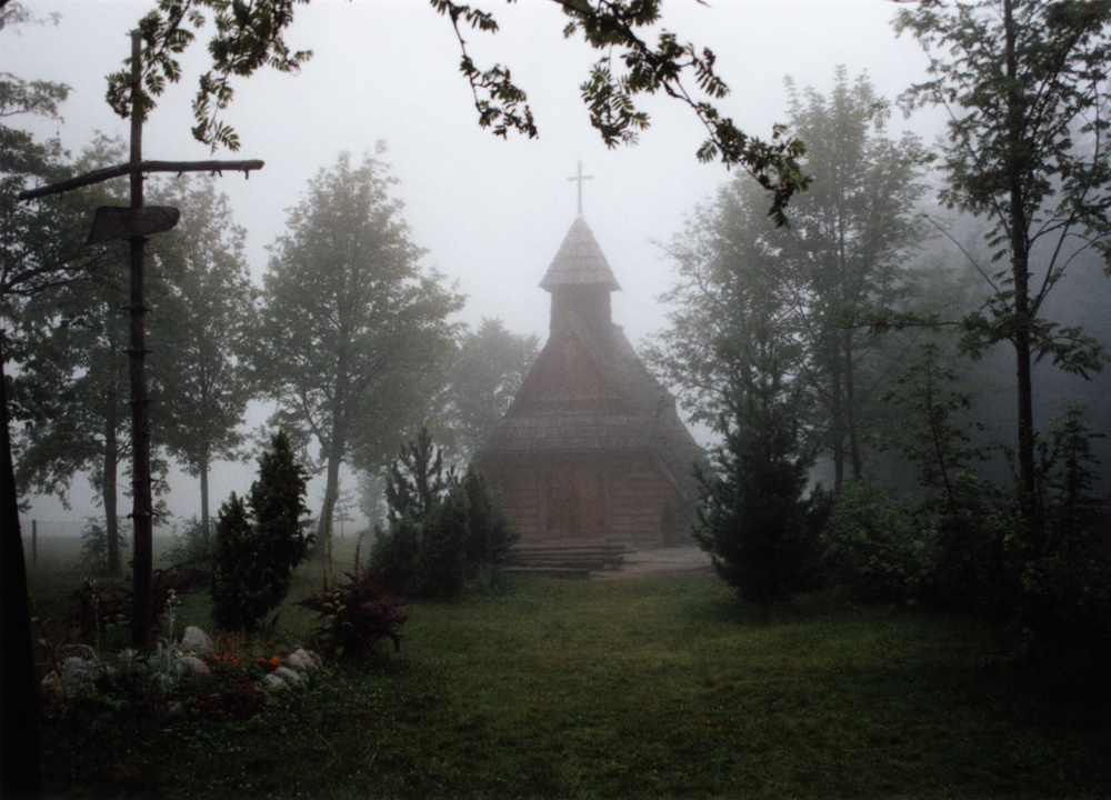 Bergkapelle im Nebel