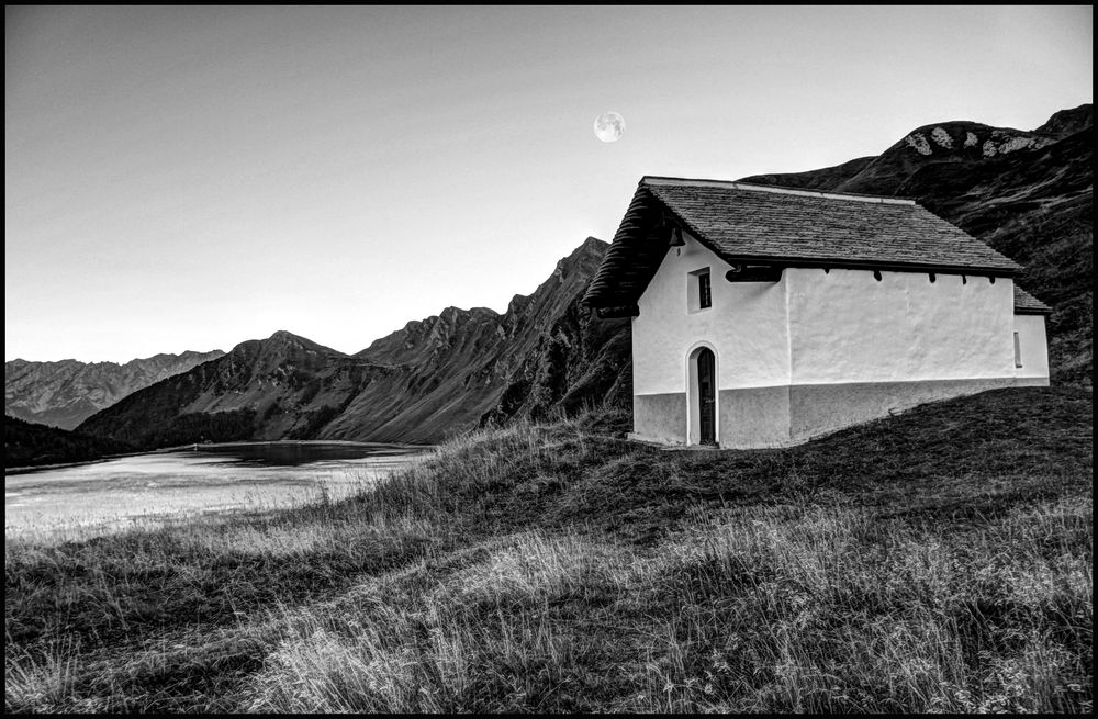 Bergkapelle und Vollmond